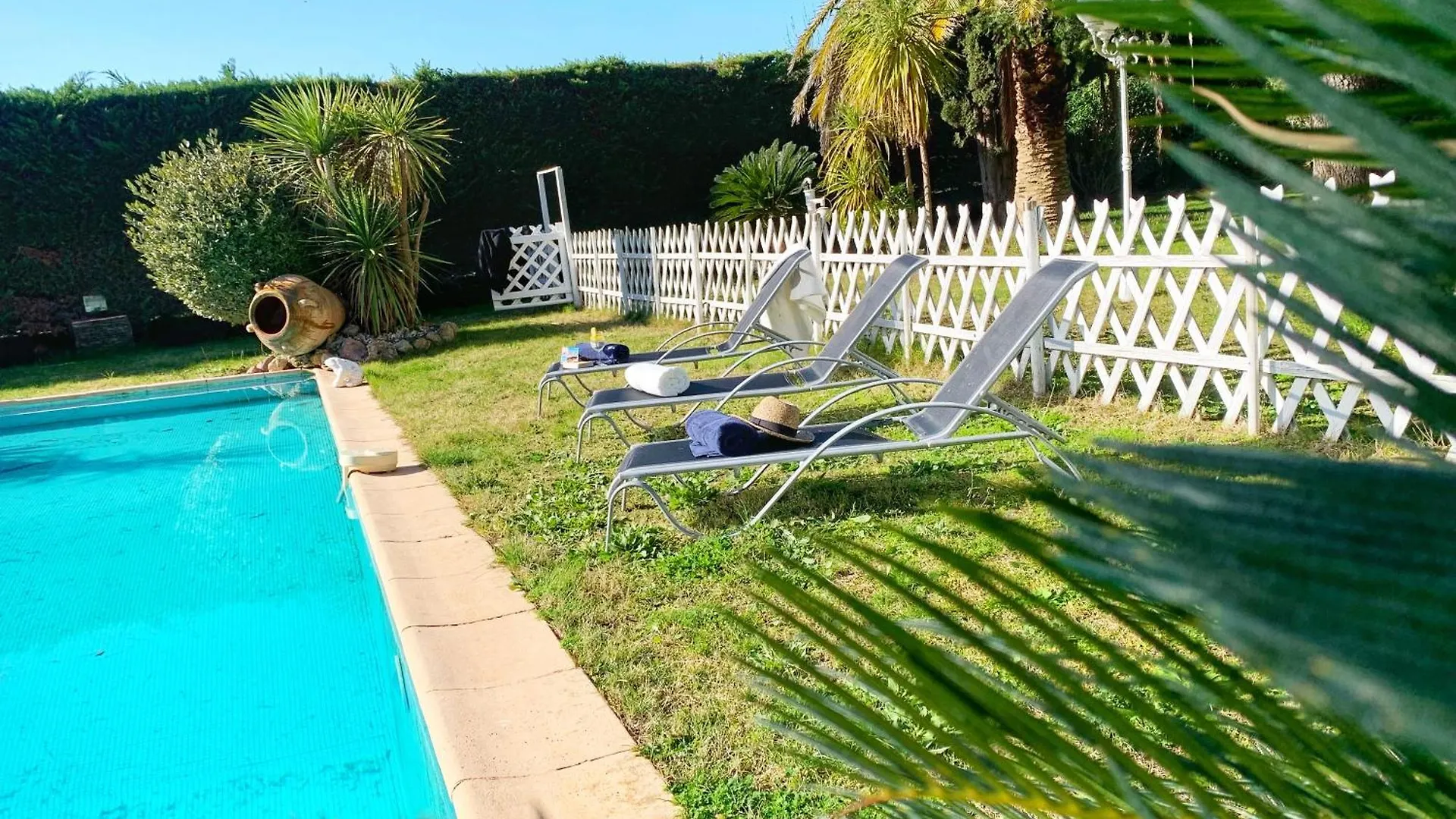 Villa Au Calme A Sanary, Climatisee, Avec Piscine France