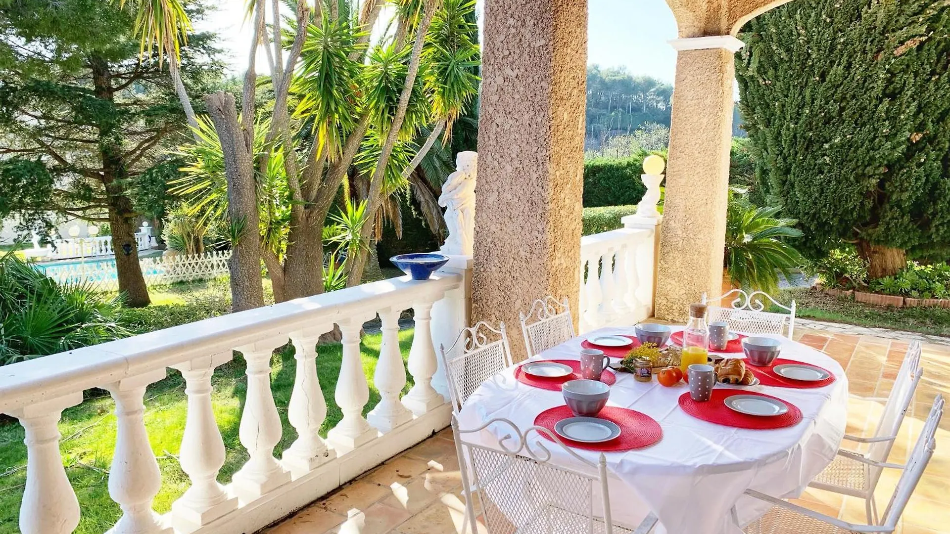 Villa Au Calme A Sanary, Climatisee, Avec Piscine France