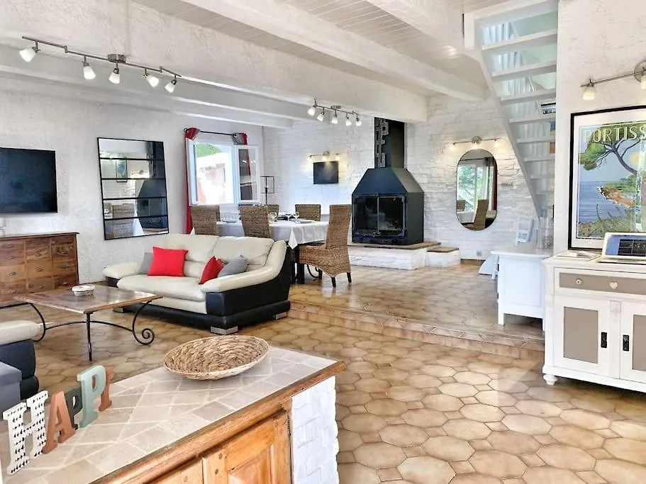 Villa Au Calme A Sanary, Climatisee, Avec Piscine France