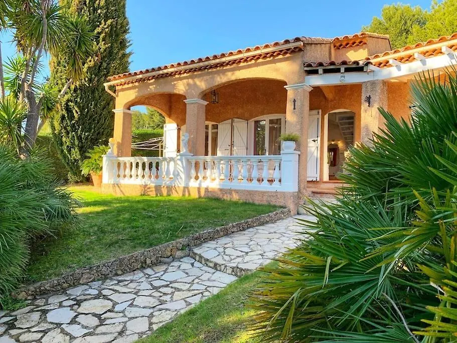 Villa Au Calme A Sanary, Climatisee, Avec Piscine