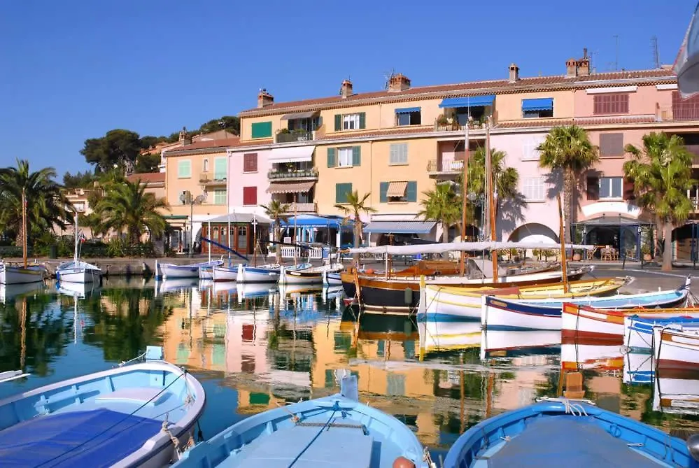 Villa Au Calme A Sanary, Climatisee, Avec Piscine France